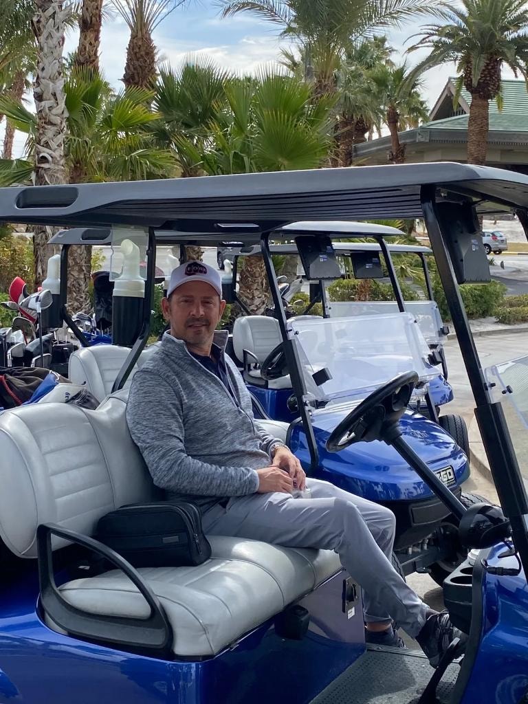 Participante en carrito de golf