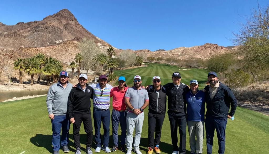 Grupo de participantes en el campo de golf